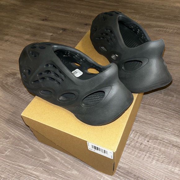 Size 10 Yeezy foam runner carbon like new barely worn with box. - Picture 2 of 4